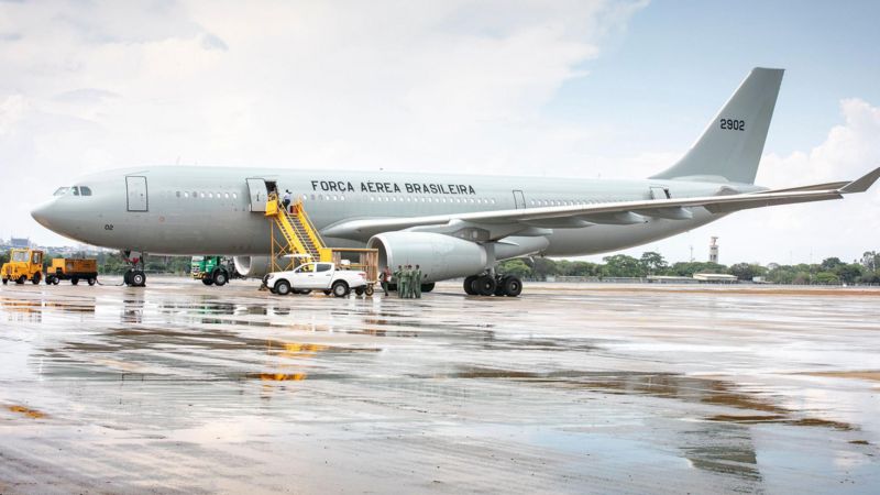 Primeiro avião da FAB deixa Israel com 211 brasileiros e chega a