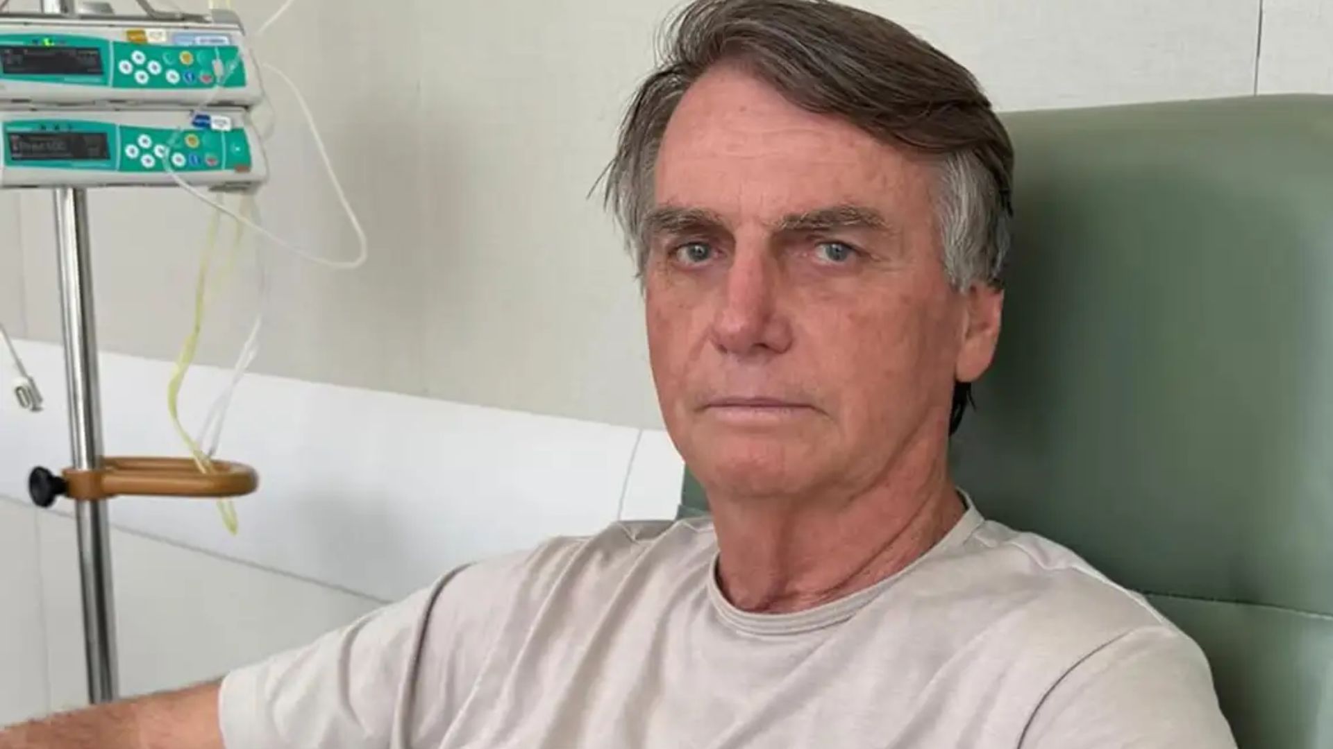 Bolsonaro passa por cirurgia no ombro e fica internado para observação em Brasília
